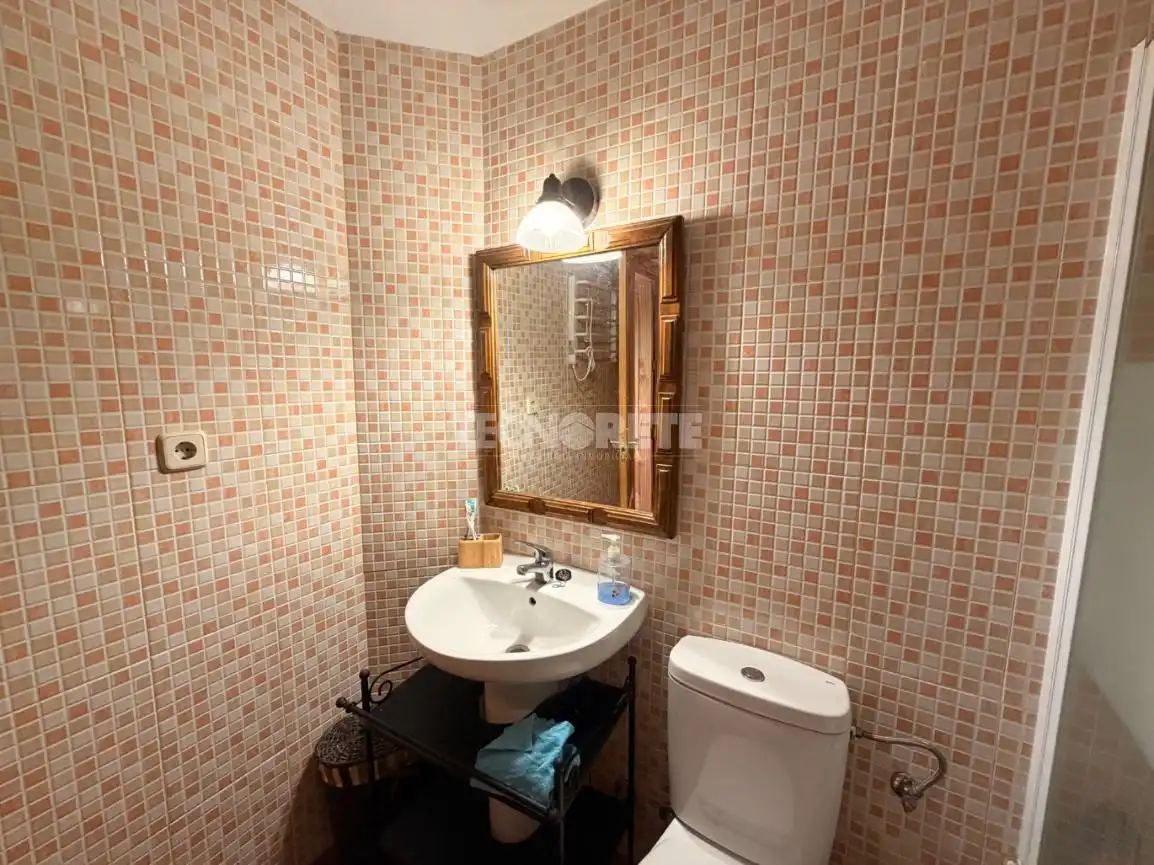 Baño de Casa adosada en venta en Aldeanueva de Barbarroya con Aire acondicionado, Terraza y Amueblado