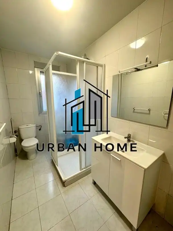 Baño de Piso en venta en León Capital  con Calefacción y Trastero