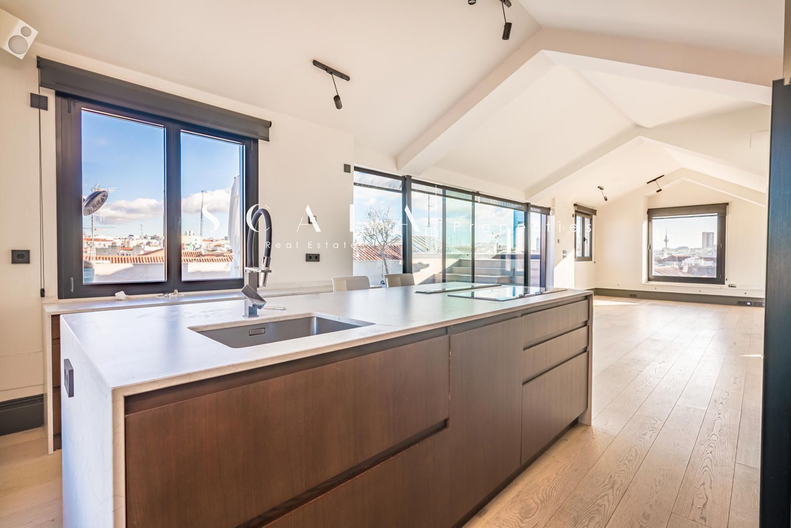 Cuina de Àtic de lloguer en  Madrid Capital amb Aire condicionat, Calefacció i Terrassa