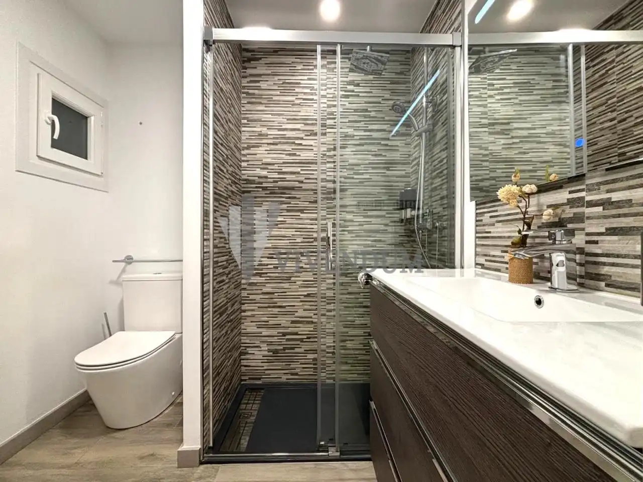 Baño de Piso en venta en Vigo  con Calefacción y Balcón