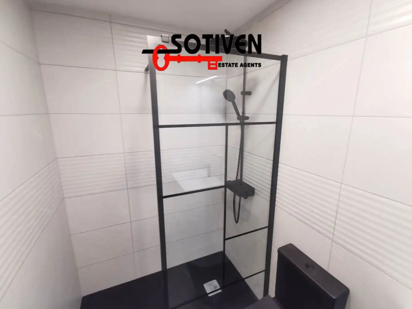 Badezimmer von Einfamilien-Reihenhaus zum Verkauf in Guía de Isora mit Klimaanlage, Terrasse und Balkon