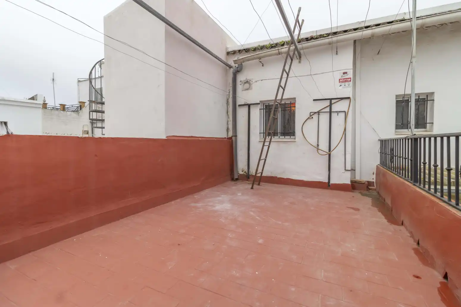Außenansicht von Einfamilien-Reihenhaus zum Verkauf in Brenes mit Terrasse, Möbliert und Balkon