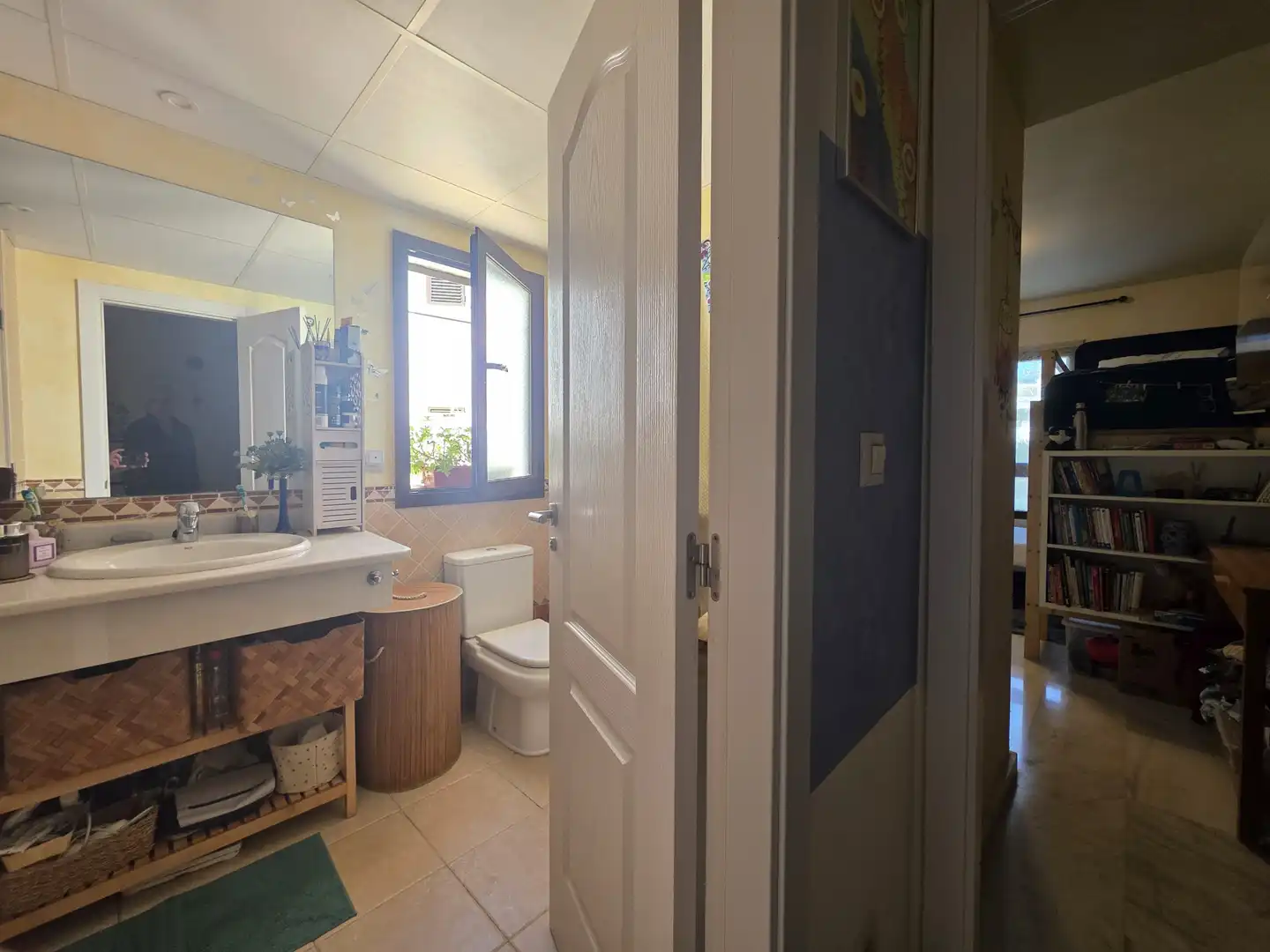 Badezimmer von Erdgeschoss zum Verkauf in La Alcaidesa mit Klimaanlage, Privatgarten und Terrasse
