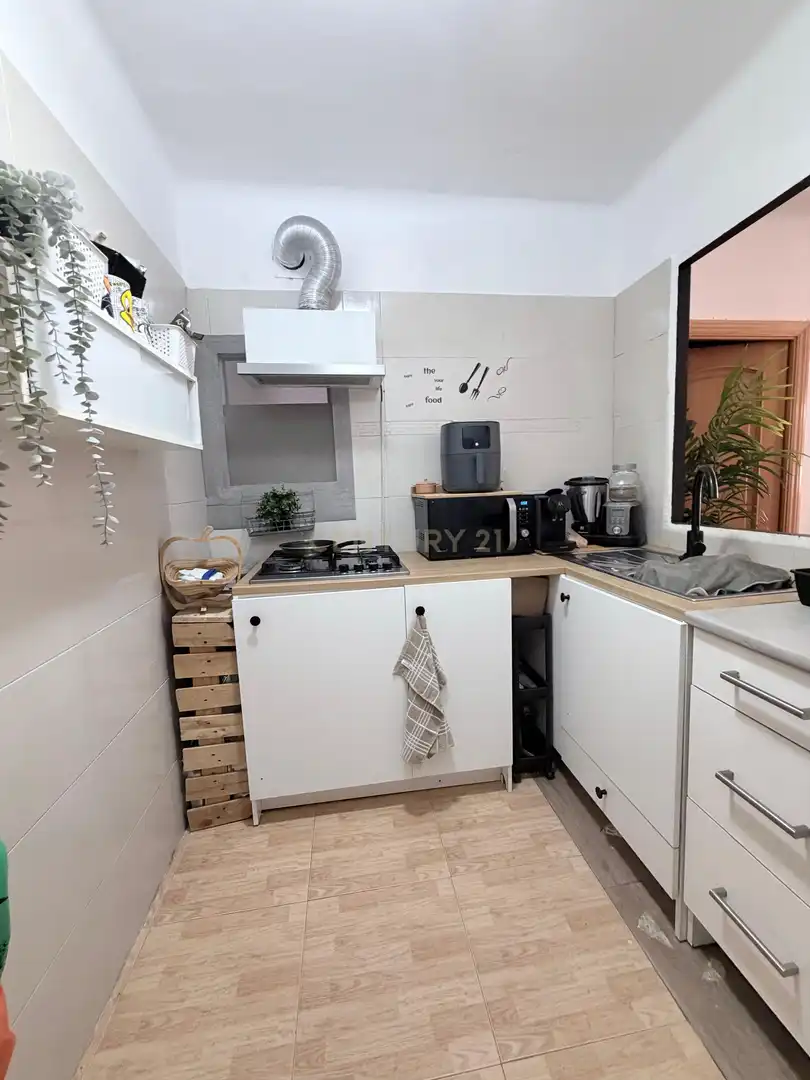 Cuina de Apartament en venda en L'Hospitalet de Llobregat amb Forn, Rentadora i Microones