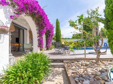 Casa amb piscina en venda a Carrer Pení