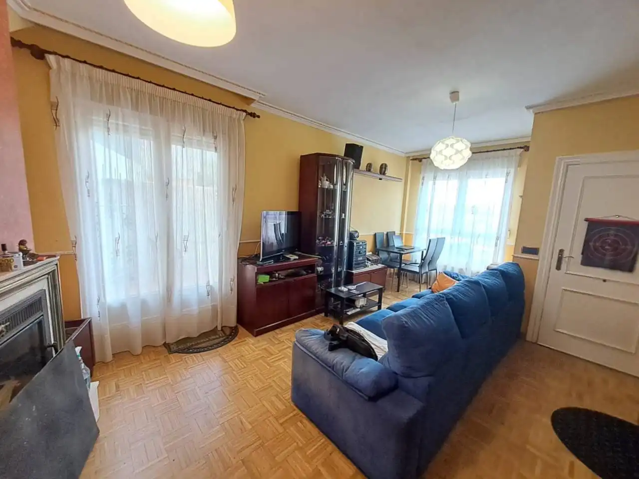 Sala de estar de Casa adosada en venta en Burgos con Calefacción, Jardín privado y Parquet