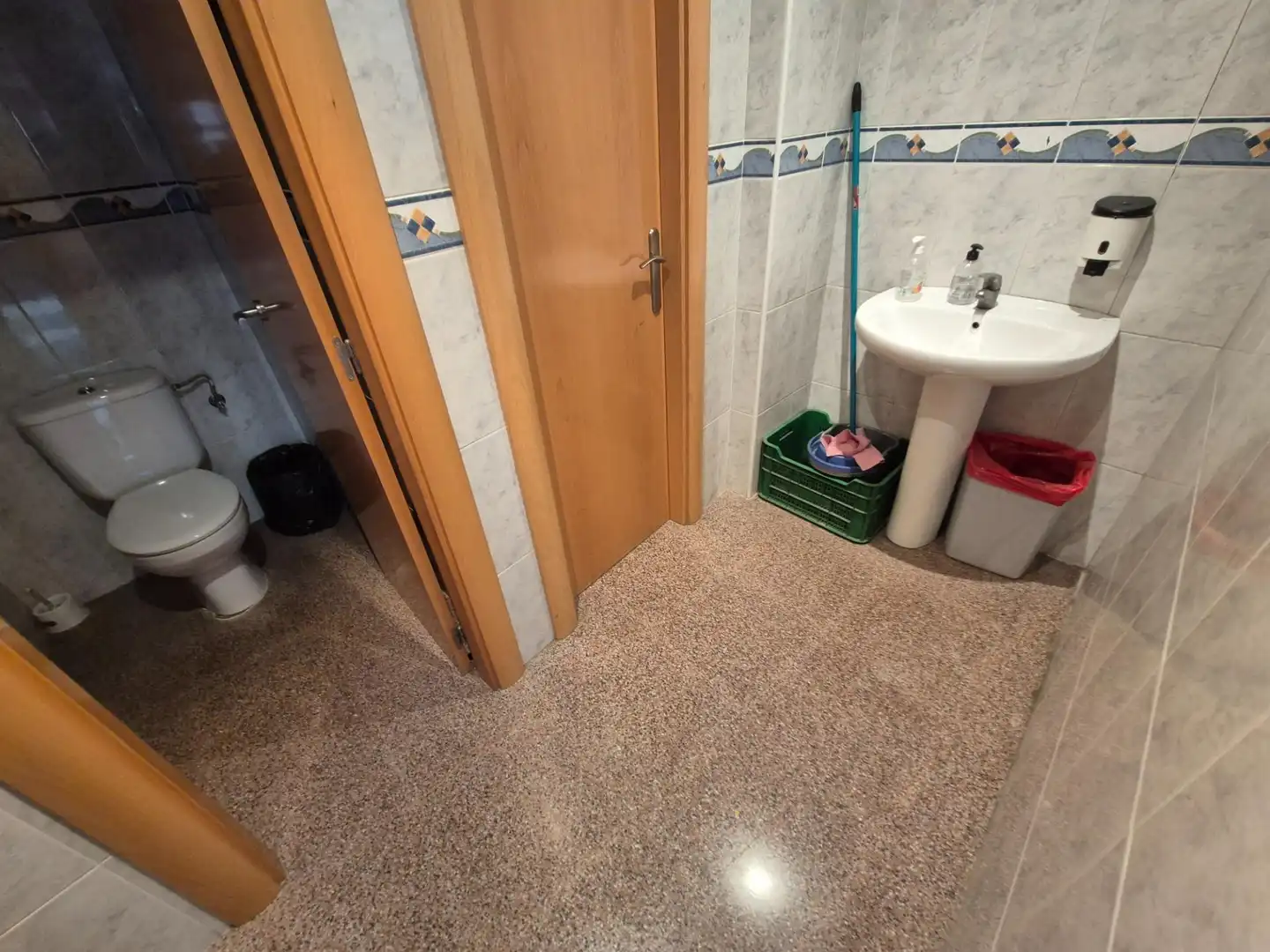 Badezimmer von Fabrikhallen zur Miete in Elda