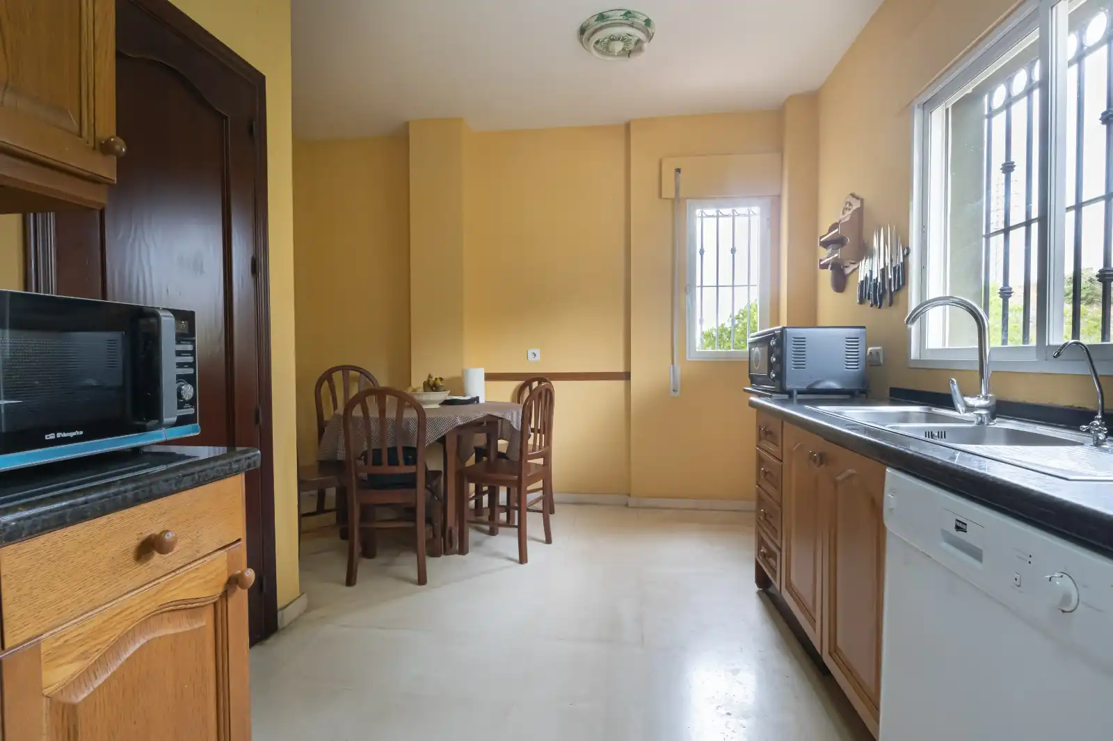Cuina de Casa o xalet en venda en Málaga amb Aire condicionat, Calefacció i Jardí privat