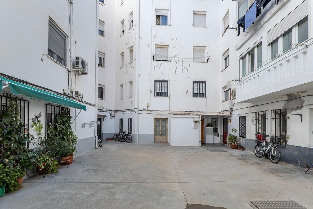 Exterior view of Planta baja for sale in  Granada Capital