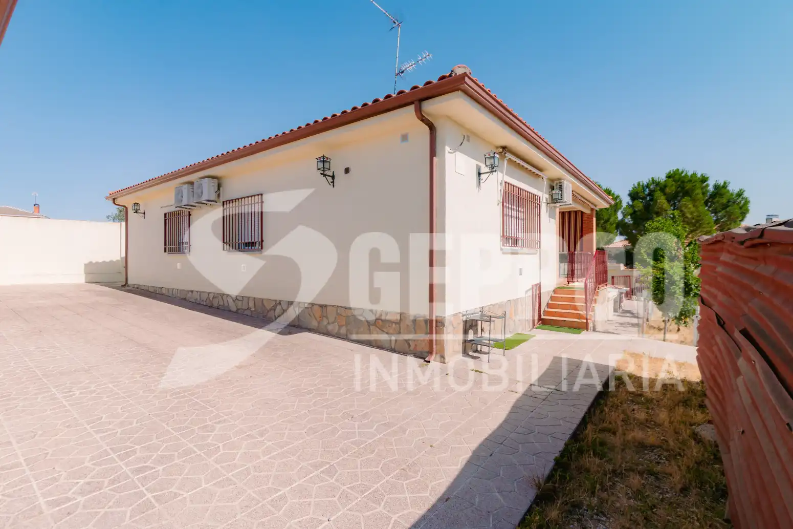 Vista exterior de Casa o xalet en venda en Santa Cruz del Retamar amb Aire condicionat, Calefacció i Terrassa