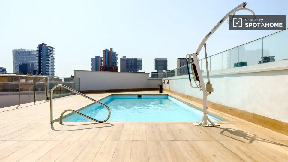 Piscina de Casa o chalet para compartir en Barcelona con Aire acondicionado, Terraza y Amueblado
