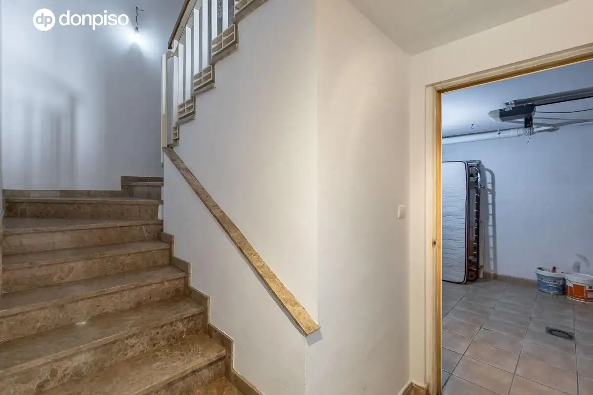 Casa adosada en venta en Jun con Calefacción, Terraza y Trastero