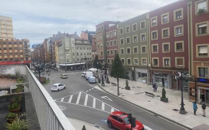 Vista exterior de Pis en venda en Oviedo  amb Terrassa