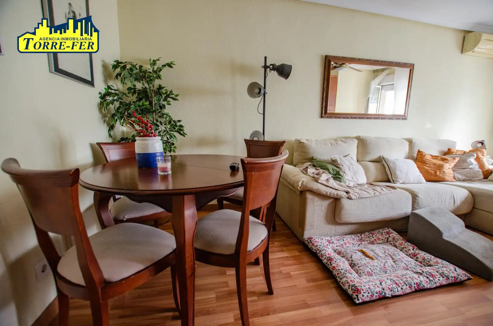 Wohnzimmer von Wohnung zum Verkauf in Almería mit Klimaanlage und Heizung