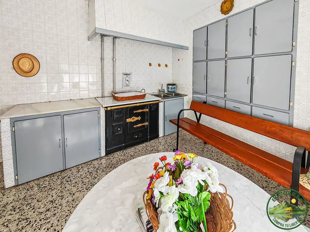 Cuina de Casa o xalet en venda en Vega de Valcarce amb Calefacció, Jardí privat i Parquet