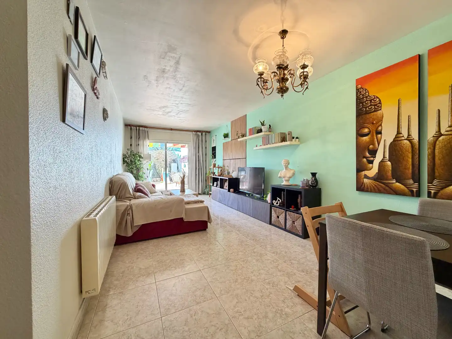 Sala de estar de Piso en venta en Santa Margarida I Els Monjos con Calefacción, Terraza y Amueblado
