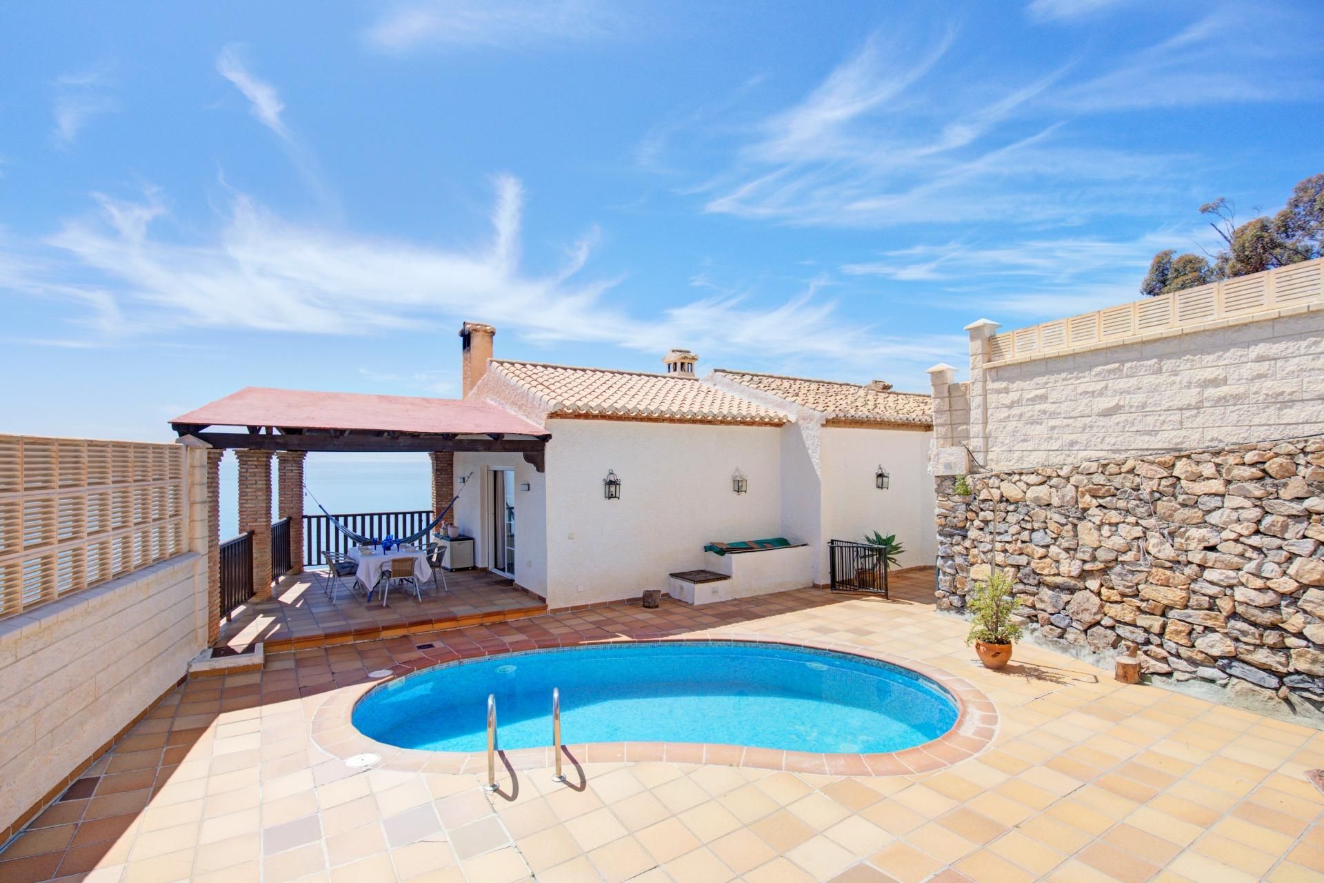 Vista exterior de Casa o xalet en venda en Salobreña amb Jardí privat, Terrassa i Piscina