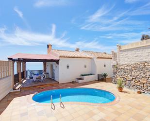 Vista exterior de Casa o xalet en venda en Salobreña amb Jardí privat, Terrassa i Piscina