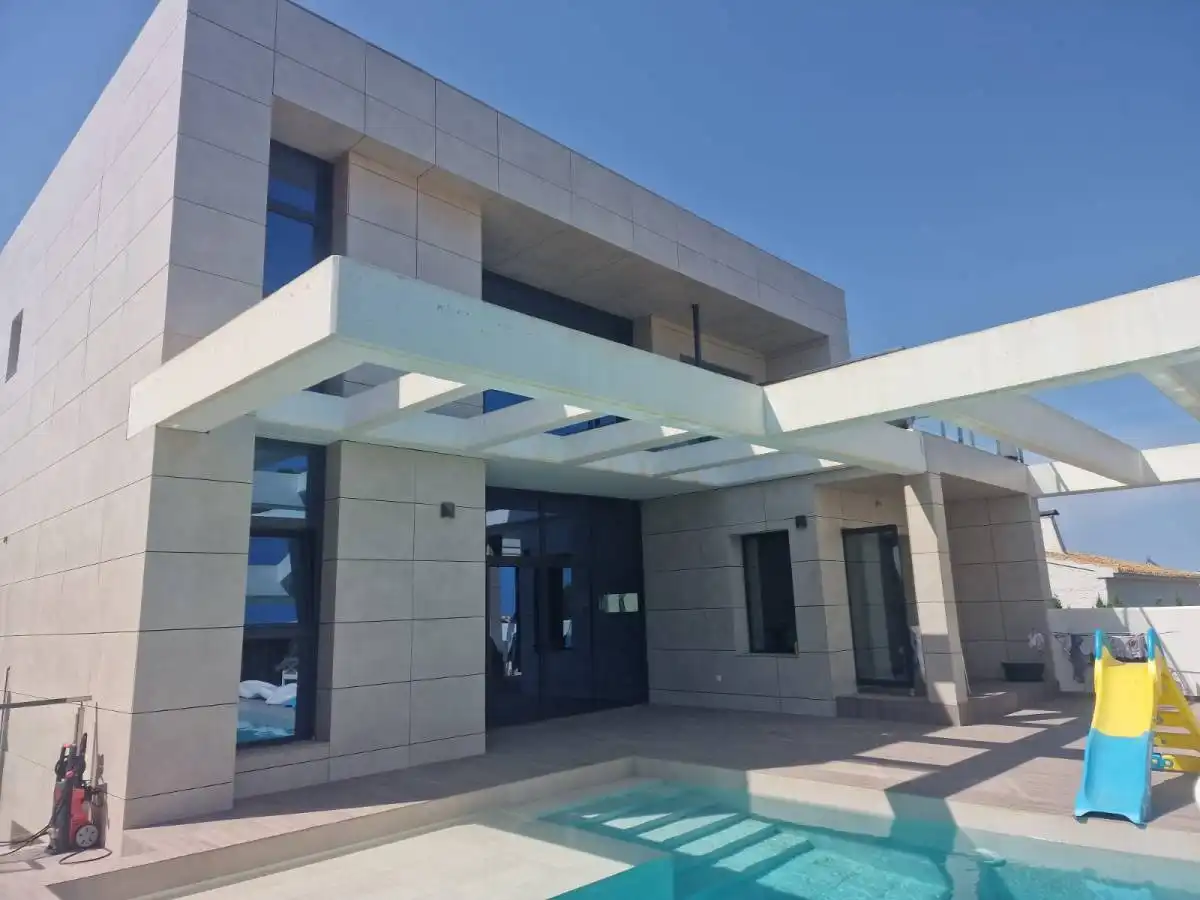 Chalet con piscina en venta en C. Saturno, imagen 2