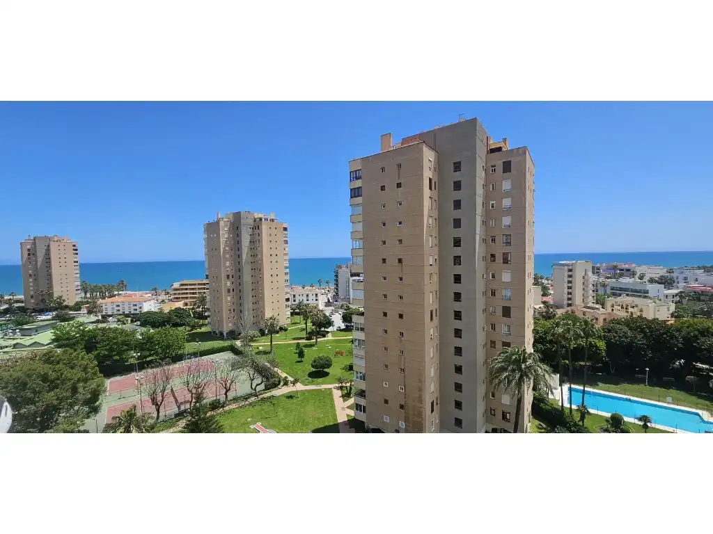 Vista exterior de Piso en venta en Torremolinos con Aire acondicionado, Jardín privado y Terraza