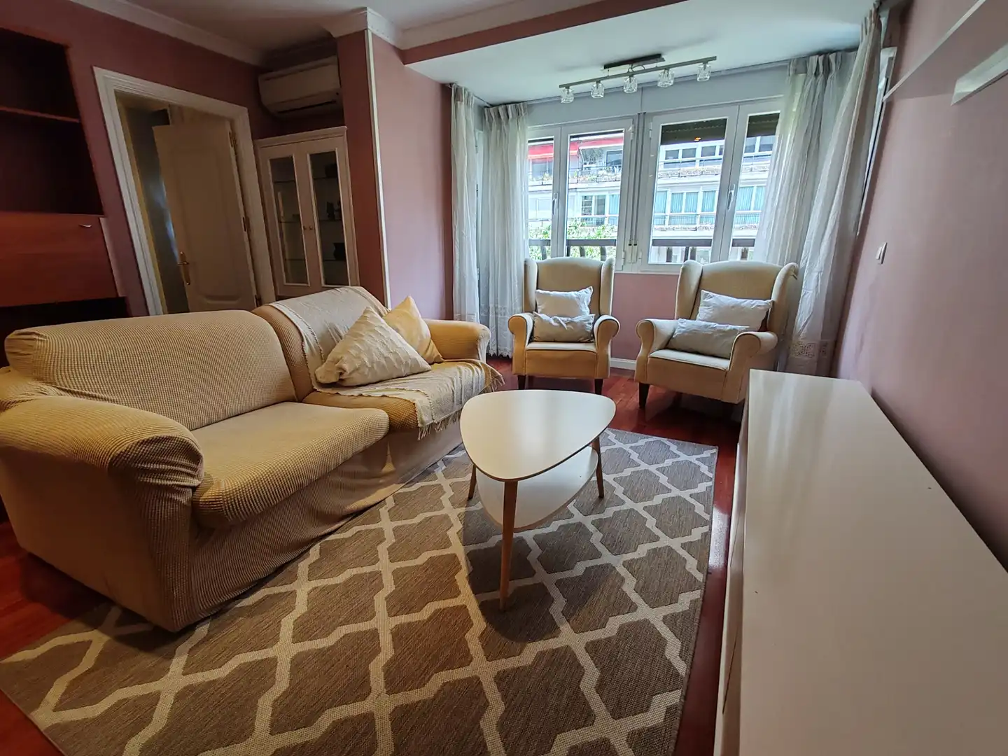 Wohnzimmer von Wohnung zur Miete in Madrid mit Klimaanlage, Parkett und Möbliert