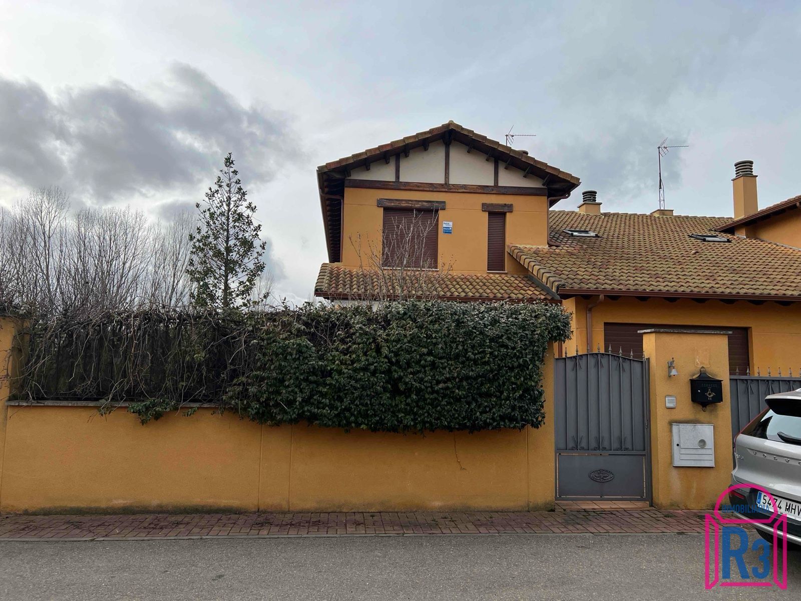 Vista exterior de Casa adosada en venda en Sariegos amb Calefacció i Traster