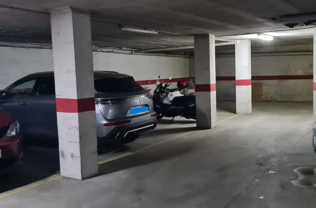 Motorradstellplatz mit Aufzug zum Verkauf in Balàfia, imagen 2