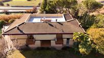 Vista exterior de Casa o xalet en venda en Manresa amb Aire condicionat, Terrassa i Piscina