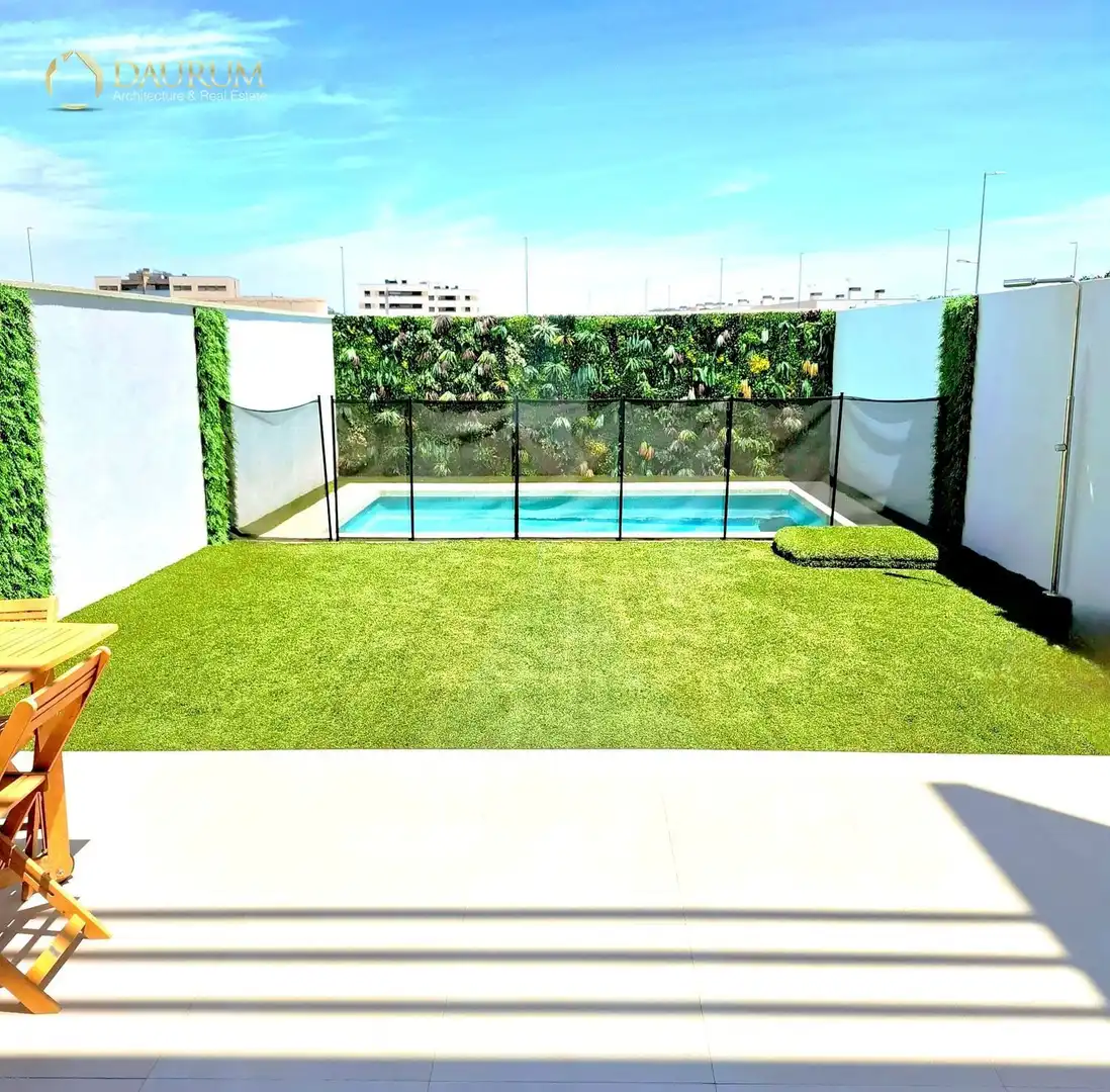 Piscina de Casa adosada en venda en Torrejón de Ardoz amb Calefacció, Jardí privat i Terrassa
