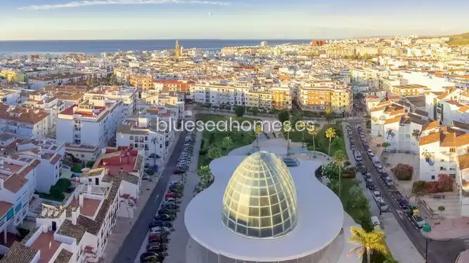 Außenansicht von Wohnung zum Verkauf in Estepona mit Klimaanlage, Privatgarten und Terrasse