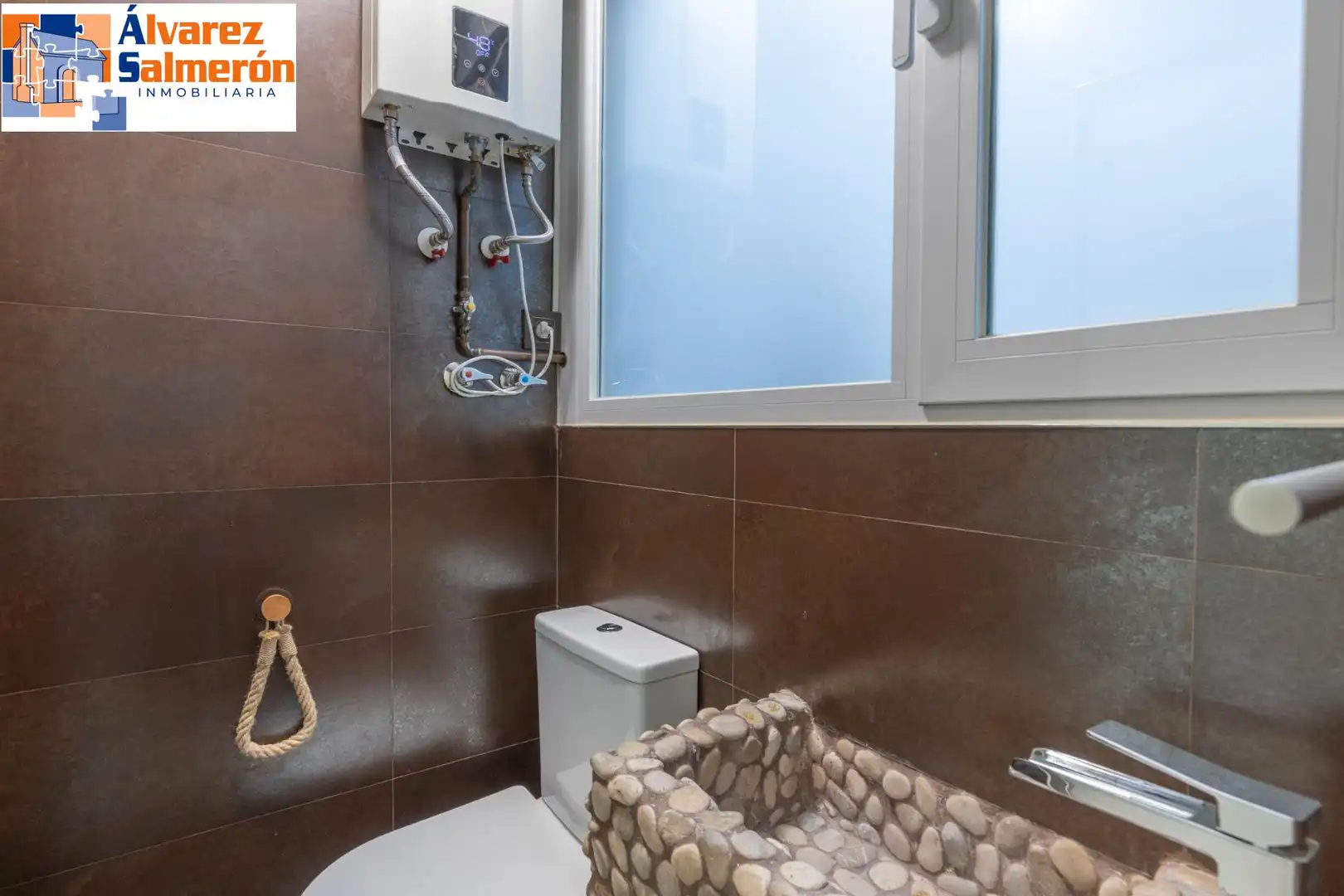 Bathroom of Flat for rent in Granada  with Air Conditioner and Furnished