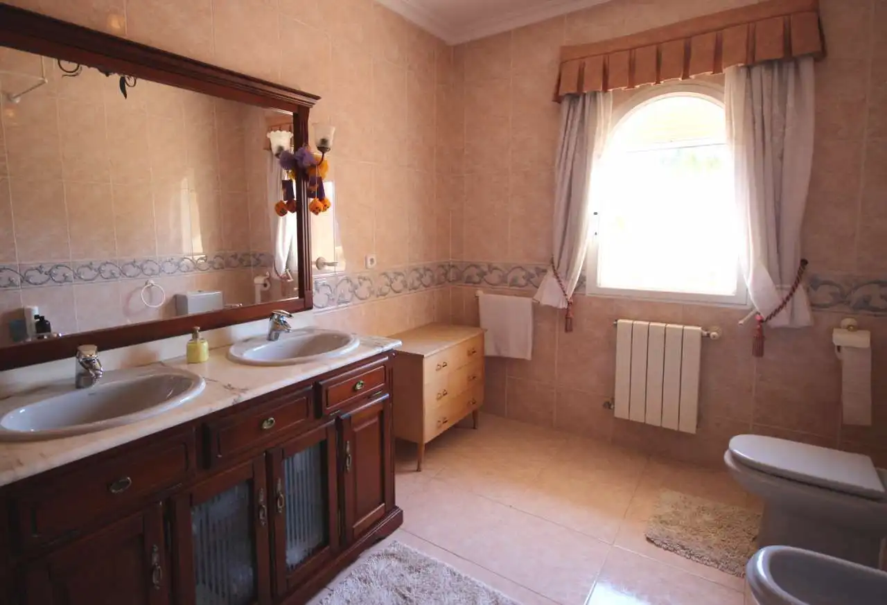 Bathroom of Houses for sale in L'Alfàs del Pi  with Air Conditioner, Private garden and Terrace