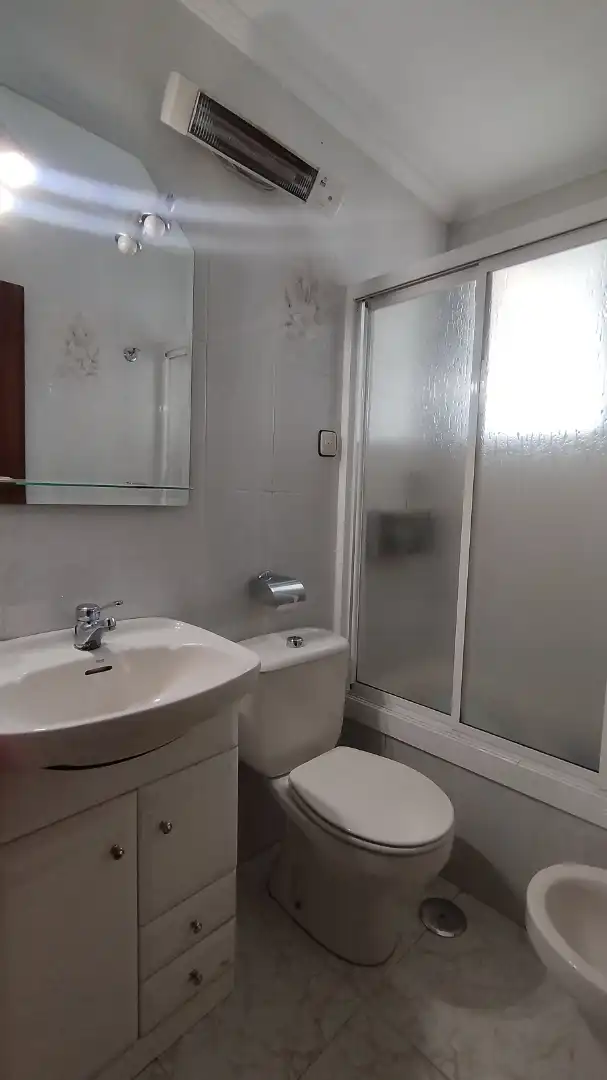 Bathroom of Flat for sale in Sevilla  with Air Conditioner and Terrace