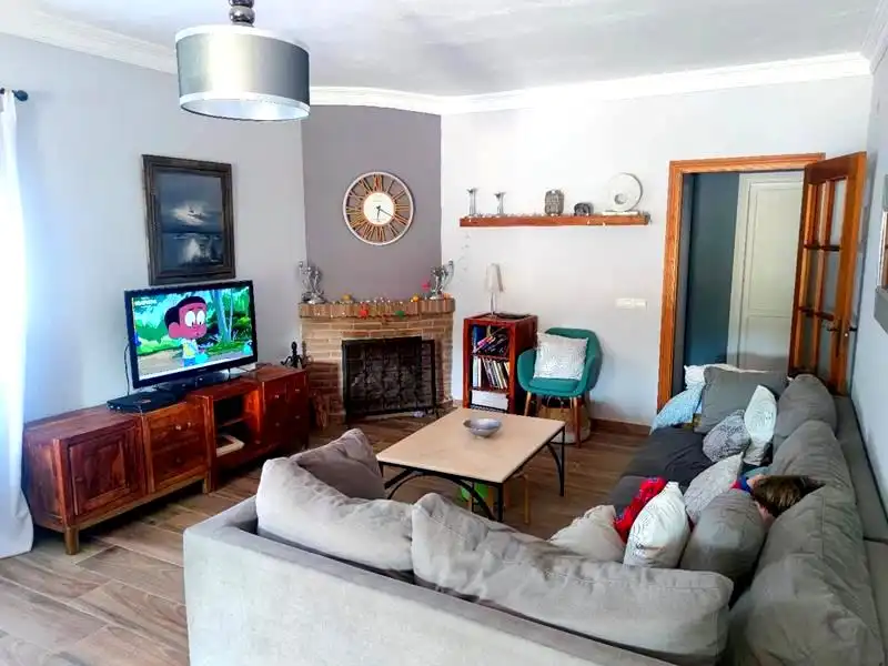 Sala d'estar de Finca rústica en venda en Estepona amb Jardí privat, Terrassa i Traster
