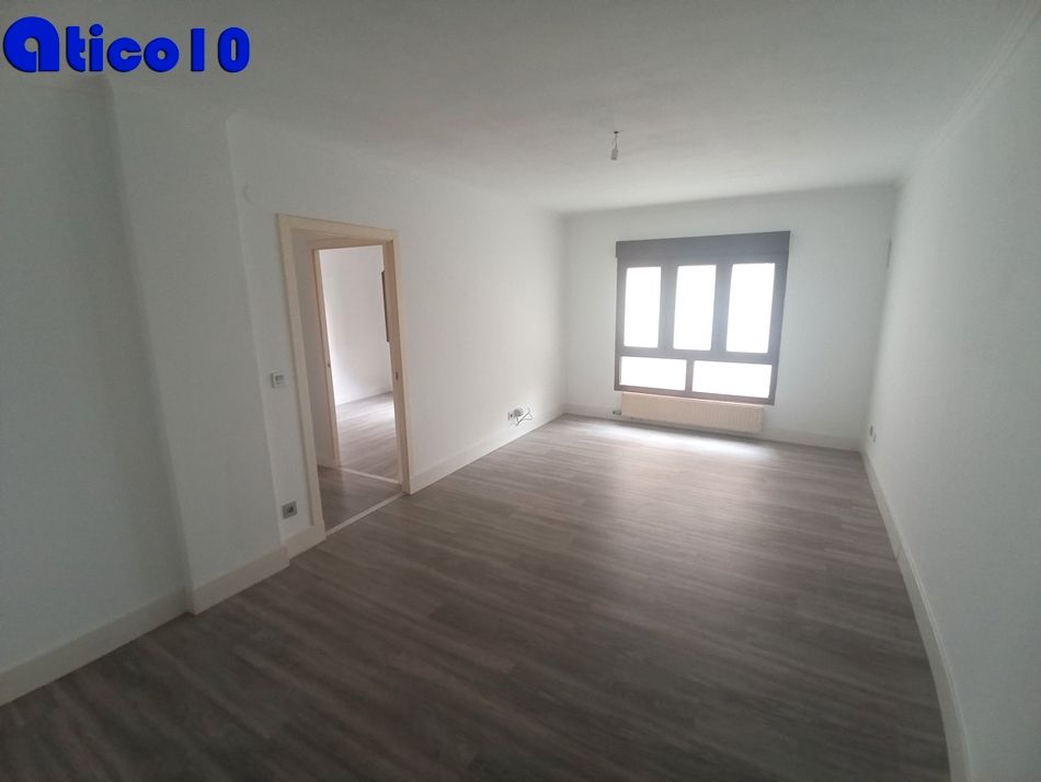 Sala de estar de Piso en venta en Oviedo  con Calefacción y Trastero