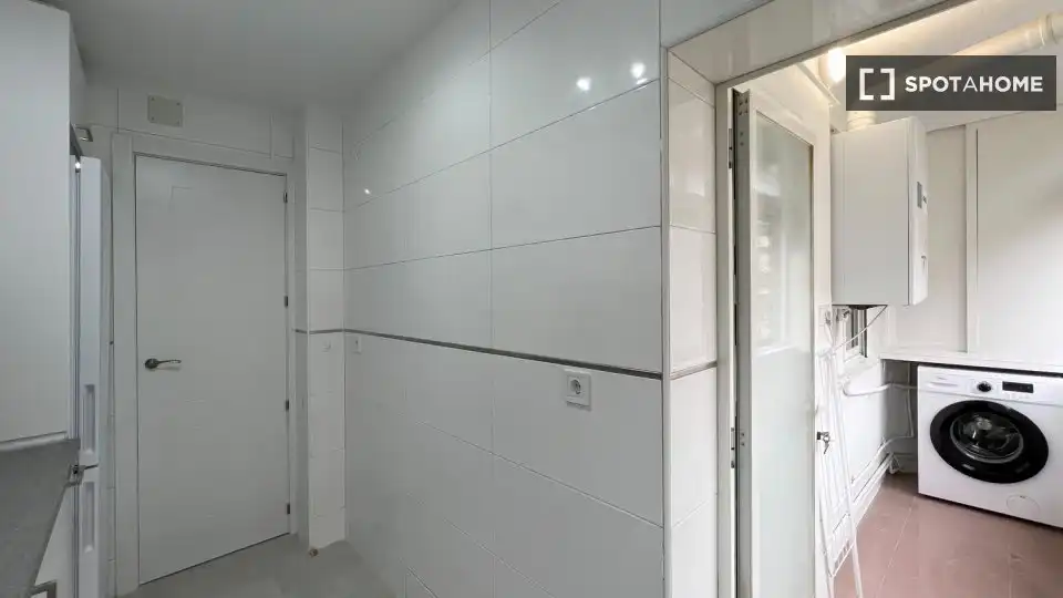 Bathroom of Flat for rent in Madrid  with Air Conditioner, Heating and Furnished