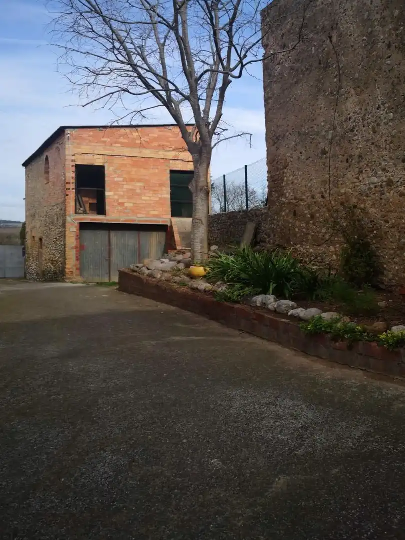 Casa rústica con jardín en venta en Saus, Camallera i Llampaies, imagen 3