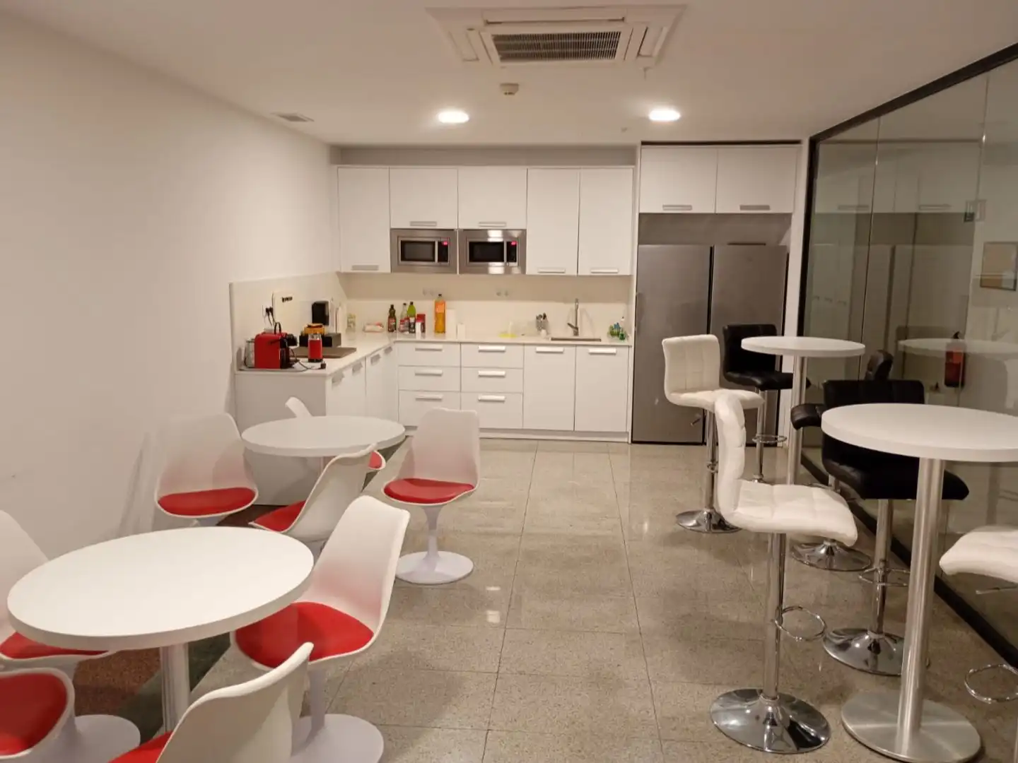 Cocina de Oficina de alquiler en  Palma de Mallorca con Aire acondicionado, Calefacción y Amueblado