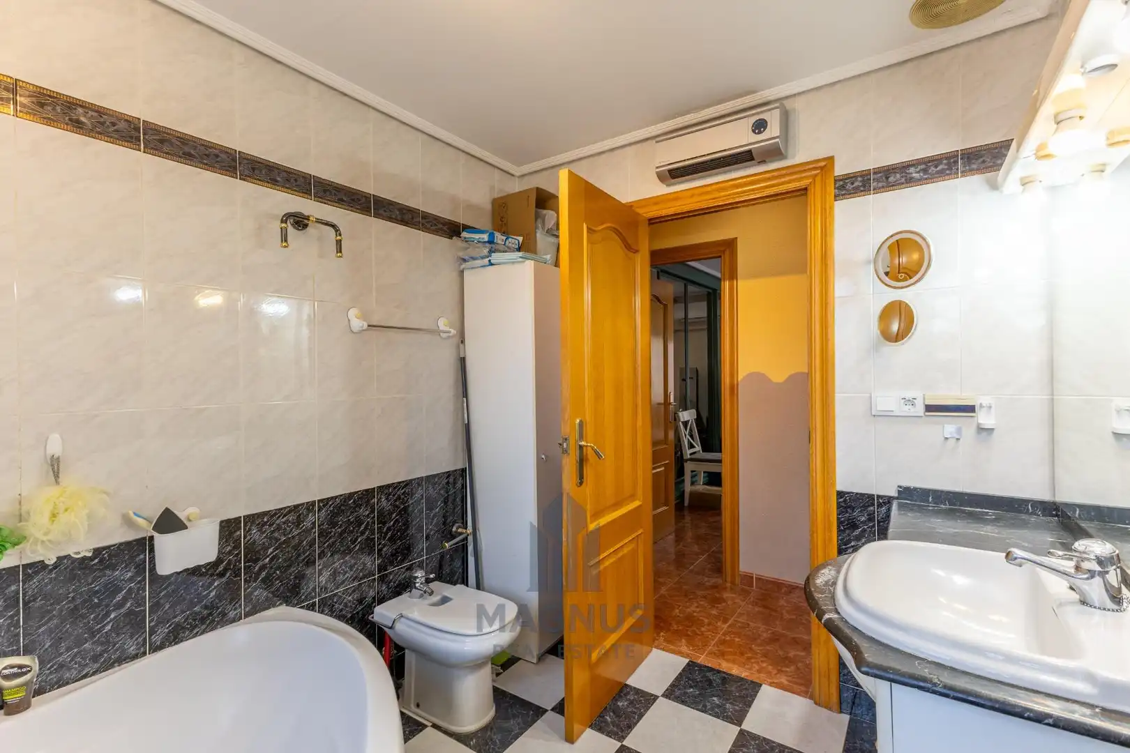 Badezimmer von Wohnung zum Verkauf in Valencia mit Klimaanlage und Balkon