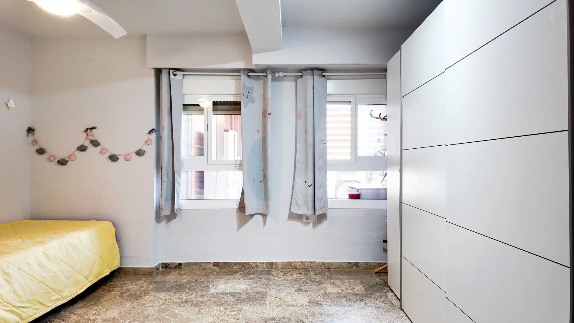 Dormitori de Apartament de lloguer en Valencia amb Aire condicionat, Calefacció i Terrassa