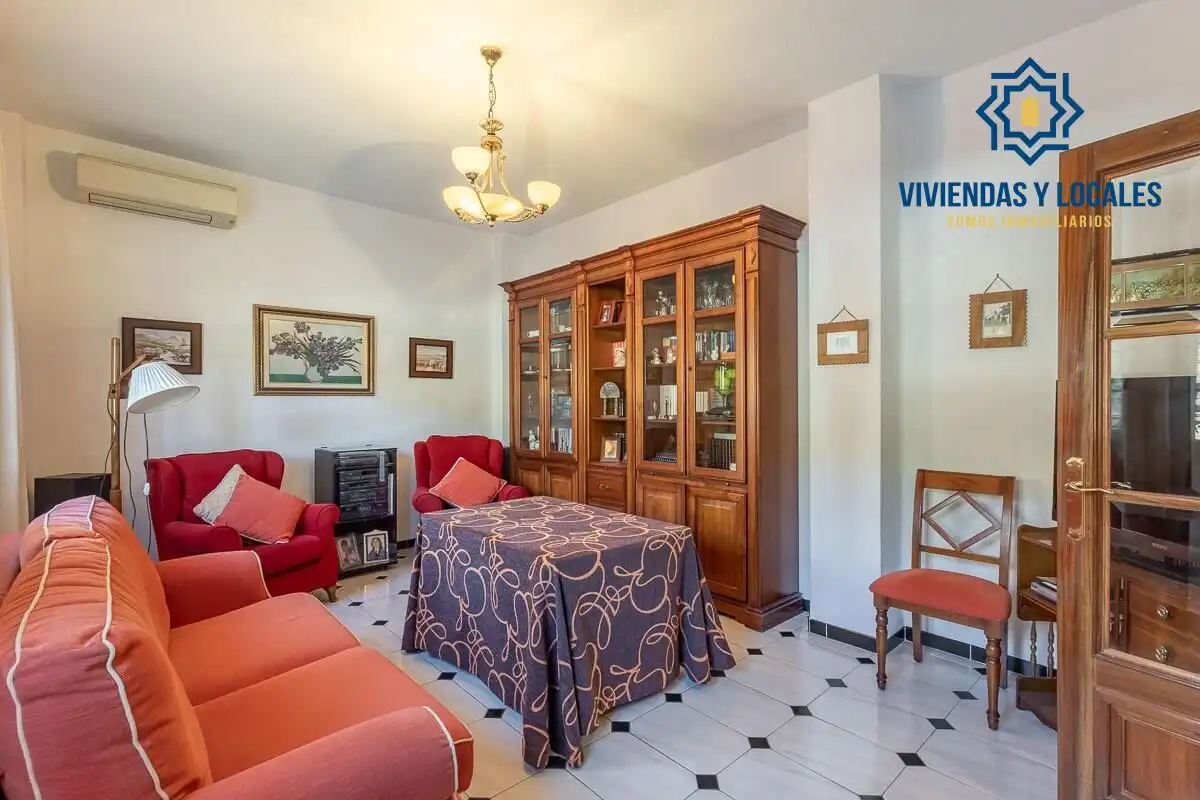House with garden for sale in Barrio de la Vega