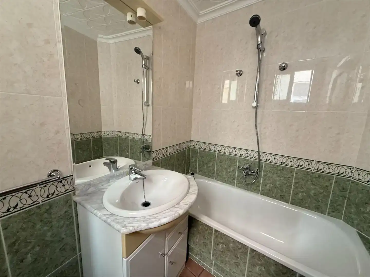 Badezimmer von Wohnung zum Verkauf in Redován mit Balkon