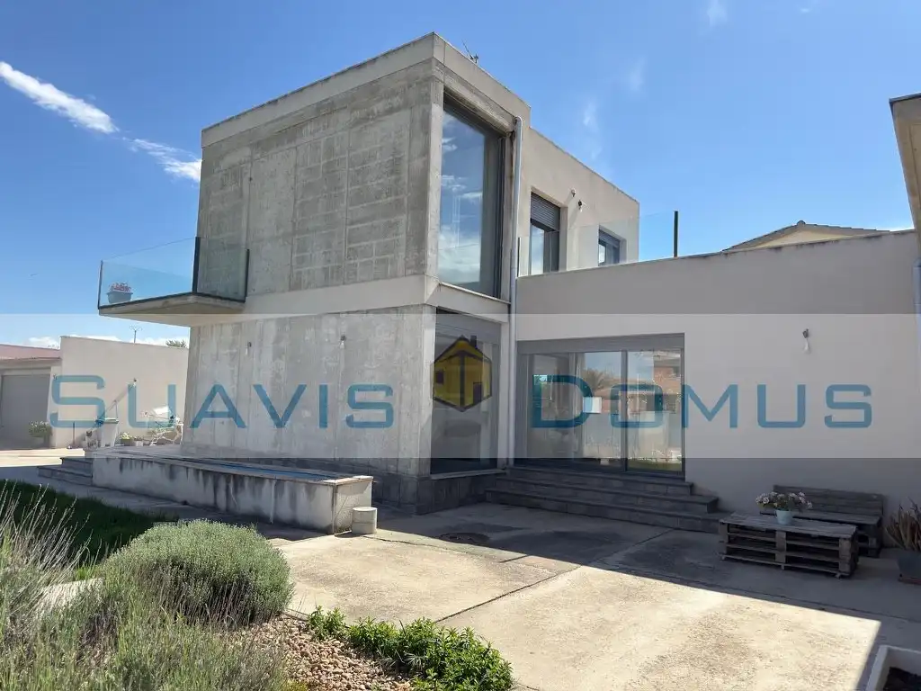 Vista exterior de Casa o xalet en venda en Roales amb Calefacció, Terrassa i Piscina