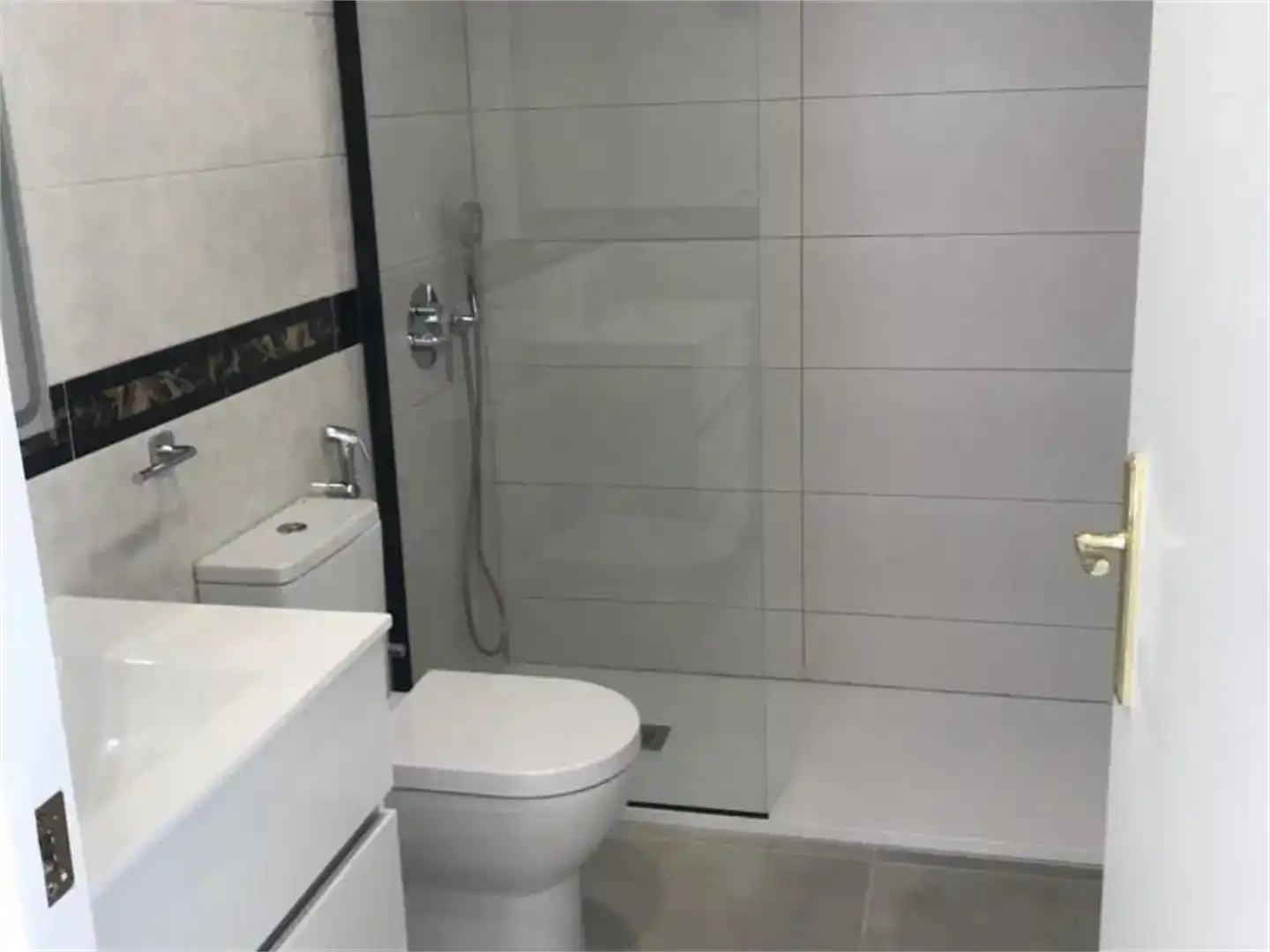 Badezimmer von Wohnungen zur Miete in  Madrid Capital mit Klimaanlage und Schwimmbad