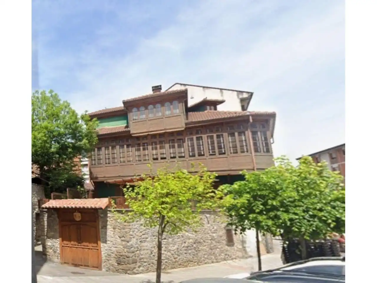 Außenansicht von Einfamilien-Reihenhaus zum Verkauf in Lena mit Heizung, Terrasse und Möbliert