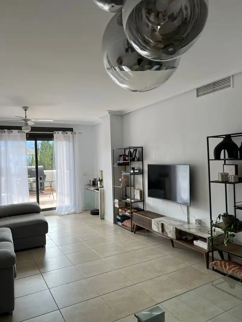 Wohnzimmer von Wohnung zur Miete in Estepona mit Klimaanlage, Heizung und Terrasse