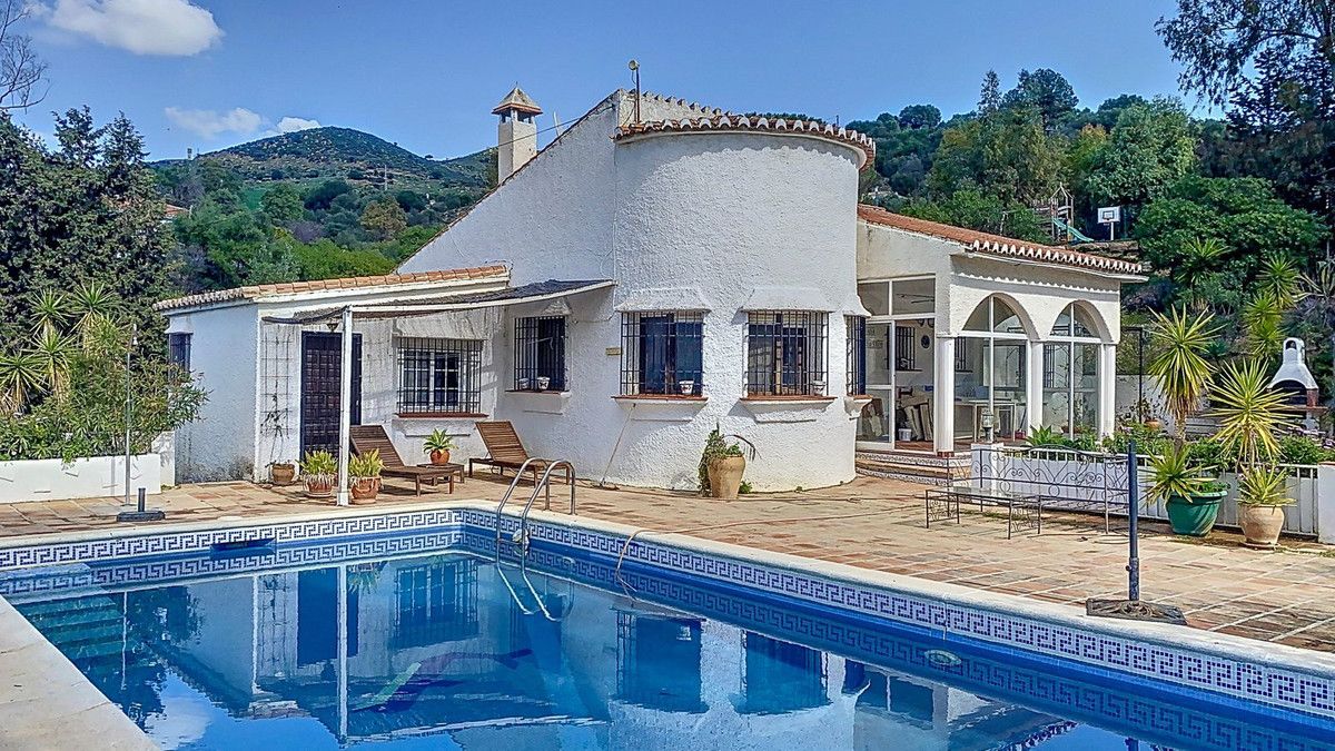 Country house for sale in Almogía