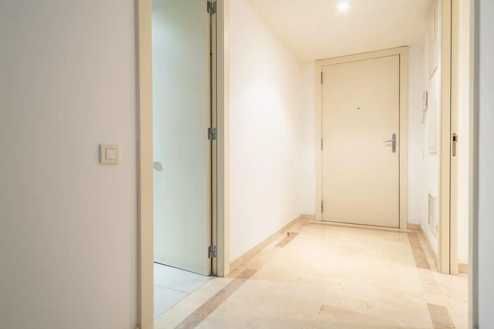 Wohnung zum Verkauf in Barcelona mit Klimaanlage, Heizung und Terrasse