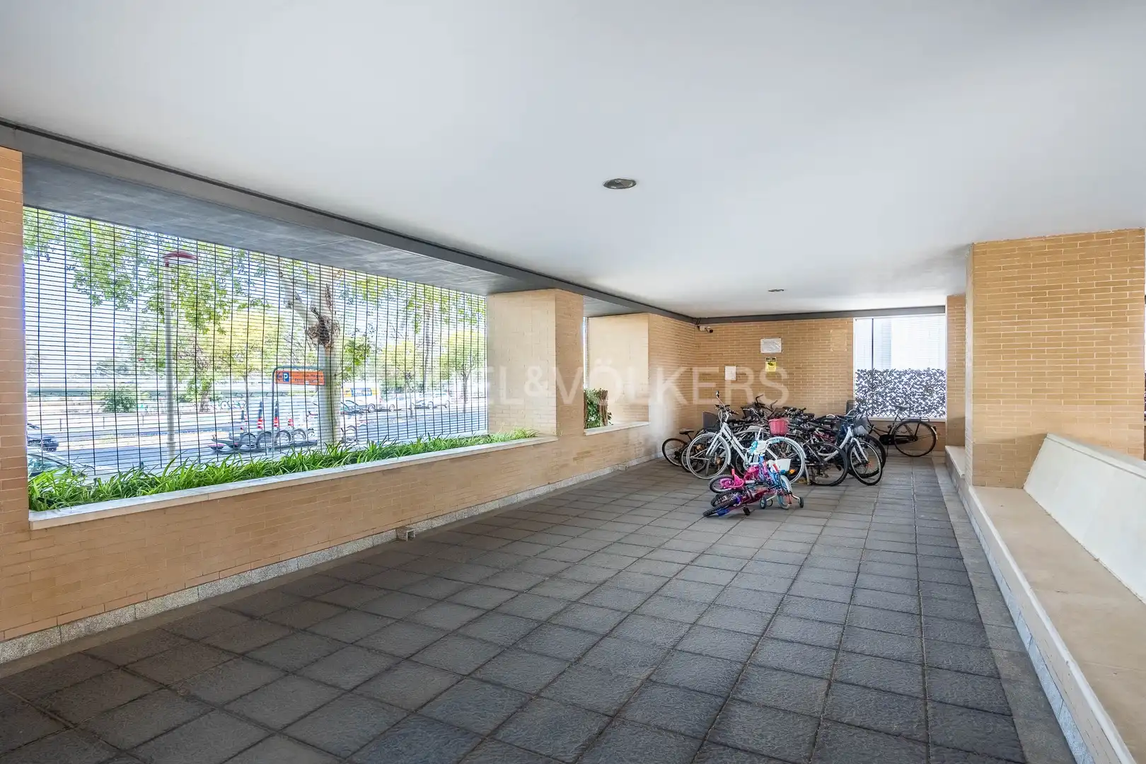 Parking of Flat for sale in Sevilla  with Air Conditioner, Heating and Private garden