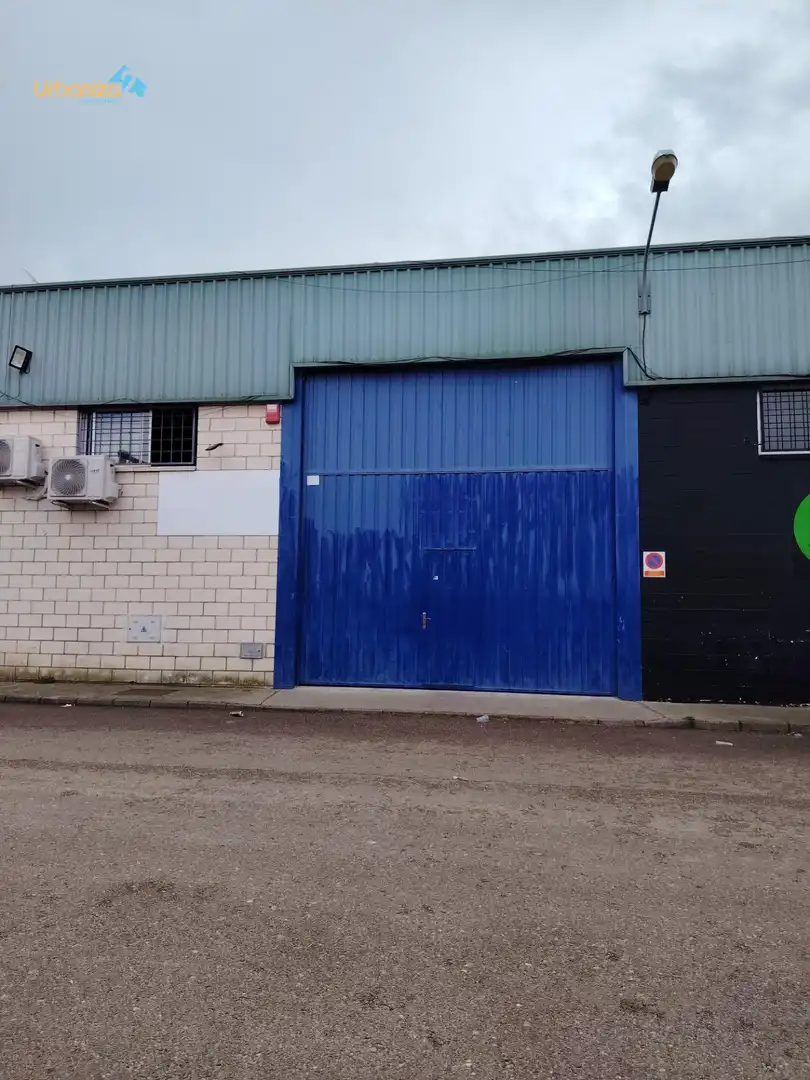Industrial building to rent in Calle Nueva Creación